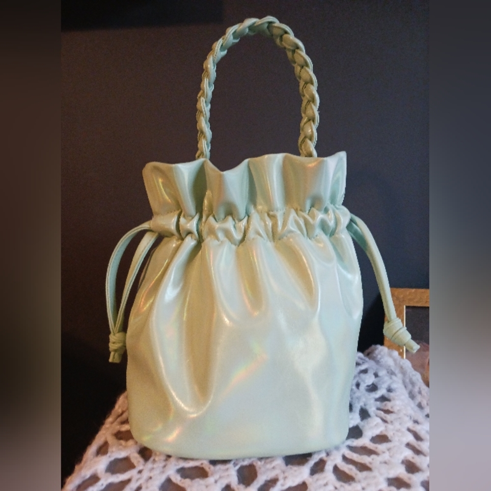NEW NO BOUNDARIES WOMENS LIGHT GREEN MINI BUCKET BAG 💚